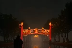 《拾光邮局》剧照，旧木柜台上的绿色邮筒