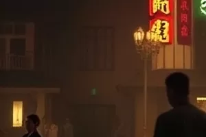 《灯下笔记》剧照，台灯照亮的写满字的笔记本