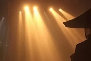 《海边的放映厅》剧照,露天幕布前的木排座椅