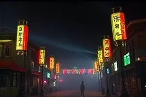 《春夜便利店》剧照,深夜便利店冷柜前的暖黄灯带